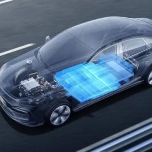 如何评估汽车的安全配置与碰撞测试结果？