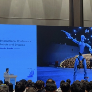 王兴兴：公司第三款人形机器人R1目前已准备量产 今年年底至明年年初发货 ...