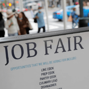 美国企业进入“史上最猛烈裁员潮之一”，企业裁员人数增加三倍，AI带来劳动力市场转折 ...