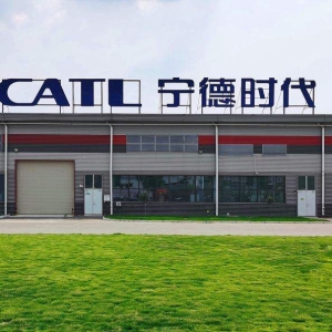 车企扎堆求货，何小鹏直言“跟电池厂商老板都喝过酒了”！动力电池产能又吃紧，购置税 ...