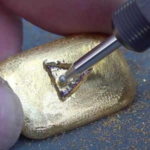 避险情绪提振避险需求，黄金企稳