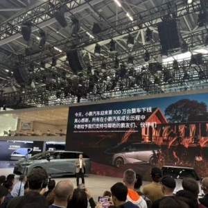 小鹏汽车董事长何小鹏出席广州车展：小鹏汽车迎来第100万台整车下线！2026年1月小鹏P7 ...