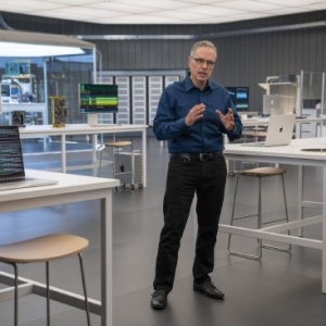 苹果接连遭遇高管离职，自研芯片战略关键人物可能成下一位离任者！苹果已有十年没推出 ...