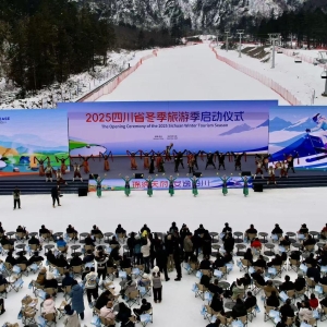 “冰雪暖阳双体验”引客！四川冬季旅游季在汶川县羌人谷滑雪场启幕 ...
