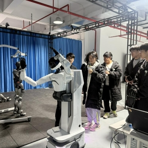 从“花拳绣腿”迈向生产力工具 机器人明年迎量产大考！