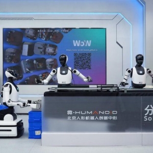多机器人无缝配合！北京人形推出全国首个全自主无人化导览解决方案 ...